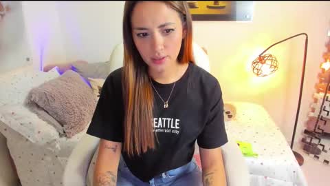 kimmberly_saenz_ online show from October 3, 2025, 9:01 pm