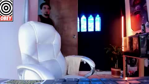 King Bear online show from December 1, 2025, 4:06 am