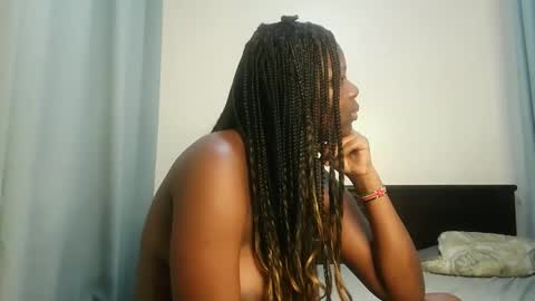 Lola online show from November 29, 2025, 1:25 pm