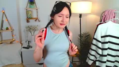 Kira online show from November 7, 2025, 7:47 pm