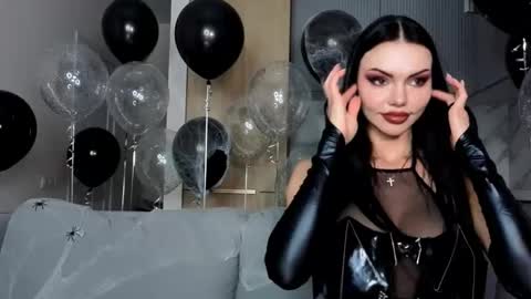 Kira and friends online show from October 31, 2025, 3:35 pm