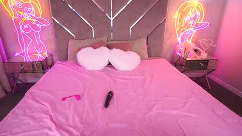 Kira online show from September 18, 2025, 8:33 pm