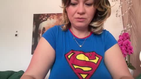 KiraDivine online show from April 4, 2026, 11:51 am