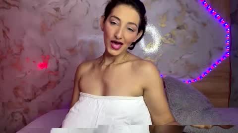 kira online show from November 23, 2025, 9:36 pm