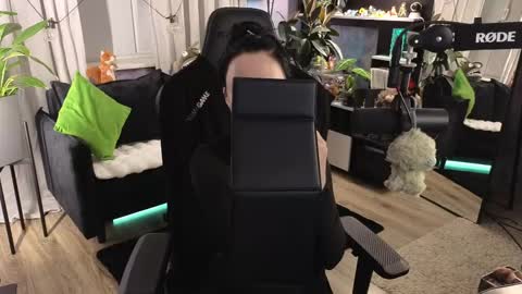 Kira    online show from April 9, 2026, 5:51 pm