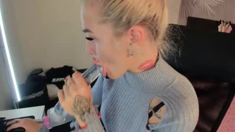 Snapshot of kiramagnolia chatting on October 3, 2025, 2:08 am Kira online show from October 3, 2025, 2:08 am