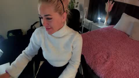 Snapshot of kiramagnolia chatting on October 14, 2025, 1:50 am Kira online show from October 14, 2025, 1:50 am