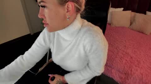 Snapshot of kiramagnolia chatting on October 19, 2025, 1:50 am Kira online show from October 19, 2025, 1:50 am