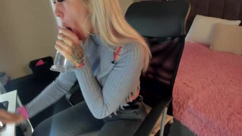 Snapshot of kiramagnolia chatting on October 23, 2025, 1:38 am Kira online show from October 23, 2025, 1:38 am