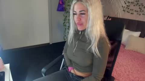 Snapshot of kiramagnolia chatting on October 25, 2025, 1:57 am Kira online show from October 25, 2025, 1:57 am