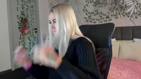 Snapshot of kiramagnolia chatting on November 10, 2025, 1:37 am Kira online show from November 10, 2025, 1:37 am