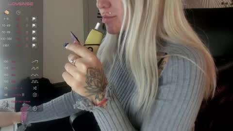 Snapshot of kiramagnolia chatting on November 18, 2025, 1:55 am Kira online show from November 18, 2025, 1:55 am