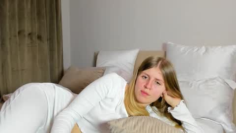 Kira online show from November 23, 2025, 7:13 pm