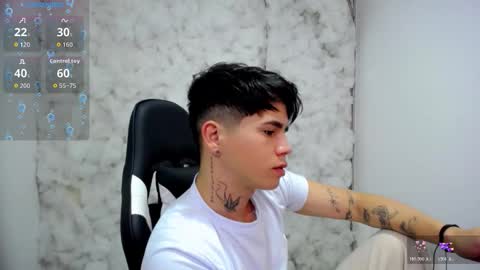 kiss_whitee online show from November 24, 2025, 2:11 am