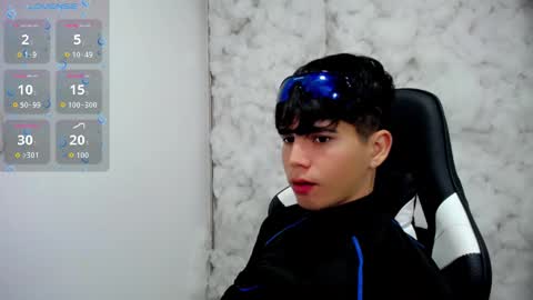 kiss_whitee online show from November 29, 2025, 11:41 pm