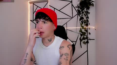 kiss_whitee online show from May 18, 2026, 4:02 pm