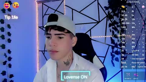 kiss_whitee online show from June 4, 2026, 5:02 am