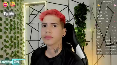 kiss_whitee online show from June 5, 2026, 7:58 am