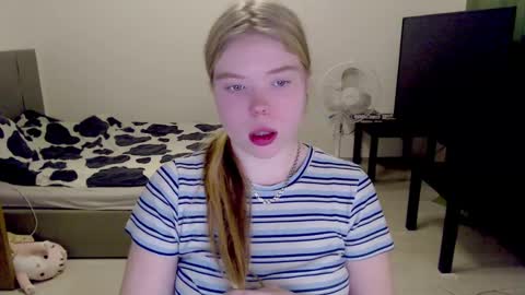 Snapshot of kitten_jenny01 chatting on December 14, 2024, 4:23 am Jennyblonde and Emmabrunette online show from December 14, 2024, 4:23 am