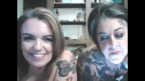 Snapshot of kitty_bang_bang chatting on April 28, 2026, 11:21 pm kitty_bang_bang online show from April 28, 2026, 11:21 pm