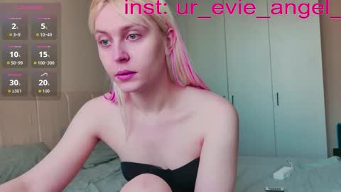 Snapshot of kitty_dora chatting on March 22, 2026, 9:34 am Evelyn online show from March 22, 2026, 9:34 am