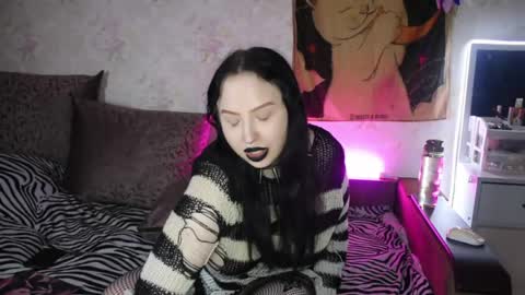 Hey  Im Ellie  if you like me and like my show give me a thumbs up hehe online show from June 1, 2026, 9:16 pm