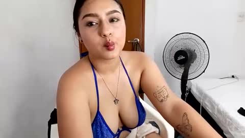 Snapshot of kitty_hottt_ chatting on October 21, 2025, 10:43 pm giss online show from October 21, 2025, 10:43 pm