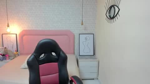  K I T T  Y  online show from October 3, 2025, 11:40 am