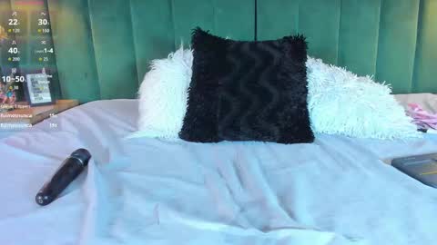 K I T T Y Y  online show from September 10, 2025, 6:19 pm