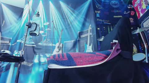 kiveuxmakeu online show from October 28, 2025, 6:10 pm