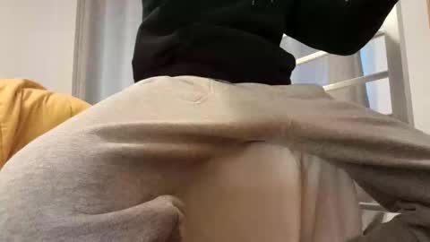 kiwibulge123 online show from April 1, 2026, 8:28 pm