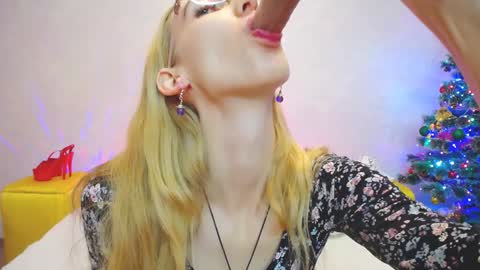 Snapshot of klaryevans chatting on December 21, 2024, 12:49 pm Klary online show from December 21, 2024, 12:49 pm
