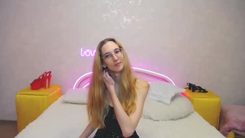 Snapshot of klaryevans chatting on February 24, 2025, 8:38 am Klary online show from February 24, 2025, 8:38 am