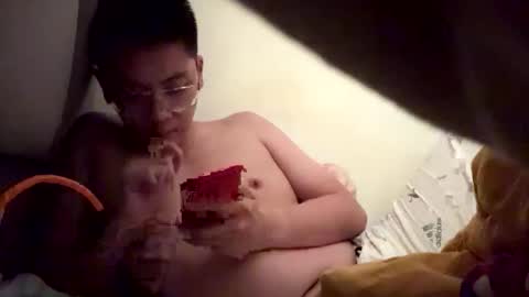 Snapshot of klcfboy chatting on November 10, 2025, 5:17 am Tom online show from November 10, 2025, 5:17 am