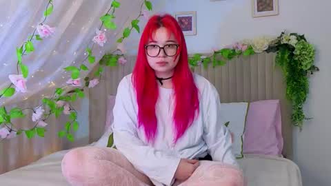 Klee online show from October 14, 2025, 4:35 am