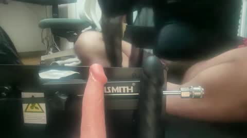 kmkmkmkm00 online show from April 13, 2026, 1:05 pm