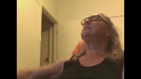 Snapshot of knobout chatting on October 8, 2025, 10:02 am knobout online show from October 8, 2025, 10:02 am