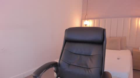 Snapshot of kosmic_21 chatting on December 24, 2024, 12:00 pm K O S M I C online show from December 24, 2024, 12:00 pm