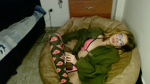 Snapshot of kratos_and_afrodita chatting on October 4, 2025, 12:30 am kratos_and_afrodita online show from October 4, 2025, 12:30 am