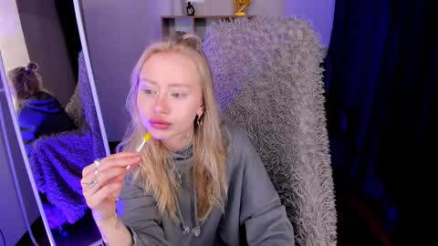 kris_grant online show from March 5, 2025, 10:44 am