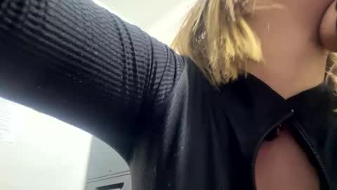 Snapshot of kristtal_key chatting on November 9, 2025, 7:06 am Kristtal online show from November 9, 2025, 7:06 am