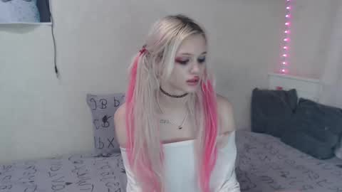 Snapshot of kttyemiow__ chatting on February 13, 2025, 4:54 am Emilia online show from February 13, 2025, 4:54 am