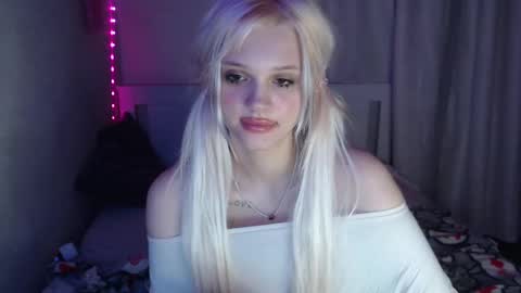 Snapshot of kttyemiow__ chatting on February 22, 2025, 10:20 pm Emilia online show from February 22, 2025, 10:20 pm