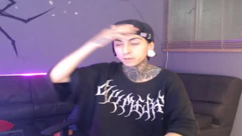 kuregari_xs online show from November 5, 2025, 4:34 am