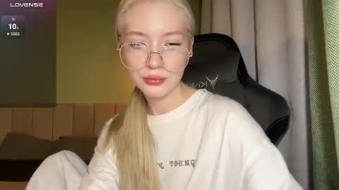 Bella and Alexandra online show from May 12, 2026, 8:06 pm