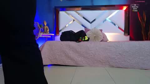 Cris  online show from November 21, 2025, 11:31 am