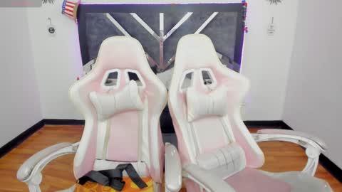  L A R A   online show from March 6, 2025, 12:10 am