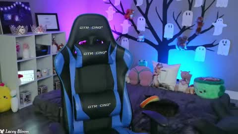 Lacey Bloom online show from November 4, 2025, 2:21 am