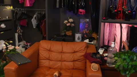 Snapshot of lacie_le_beauty chatting on December 27, 2024, 8:18 pm Latex Lacie online show from December 27, 2024, 8:18 pm