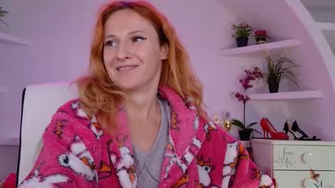 Snapshot of ladybigsmile chatting on September 15, 2025, 2:06 pm Sima Ladybigsmile online show from September 15, 2025, 2:06 pm